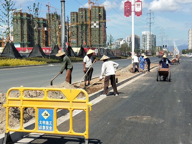商城大道武溪路至武巖路左幅側分帶清理雜草、石塊及土方整理.jpg
