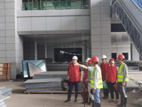 梅雨季，開(kāi)展對鐵路義烏站綜合樞紐建筑工程安全隱患排查活動(dòng).jpg