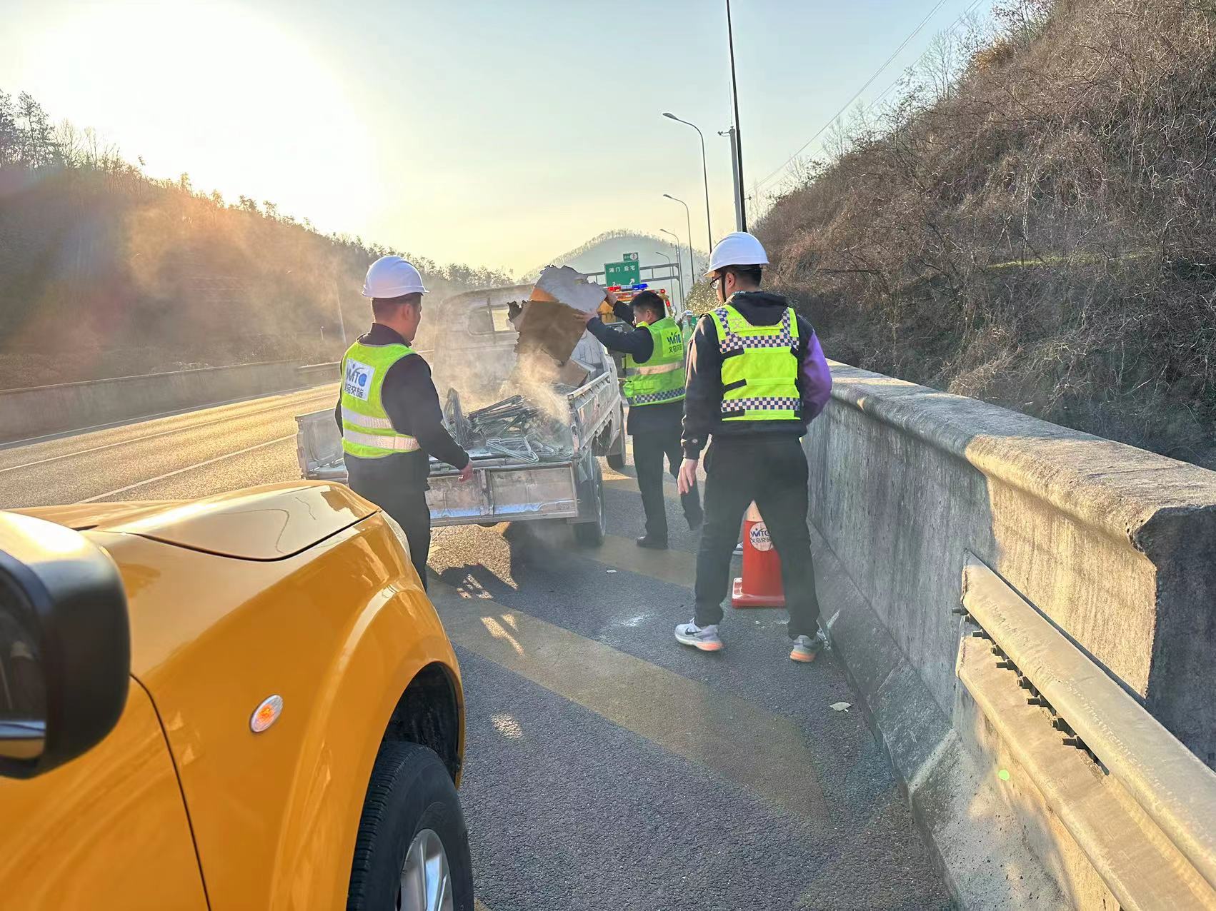 20日白沙尖隧道車(chē)輛起火撲滅 (1).jpg